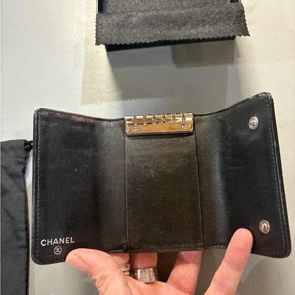 Preloved CHANEL Key holder in Black Patent leather - Picture 6 of 10